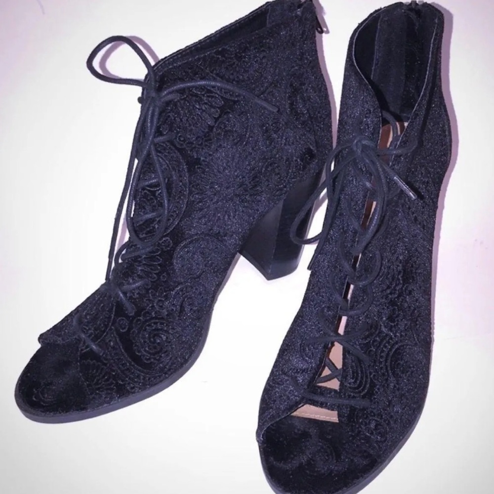 Elegant Black Lace-Up Women's Shoes